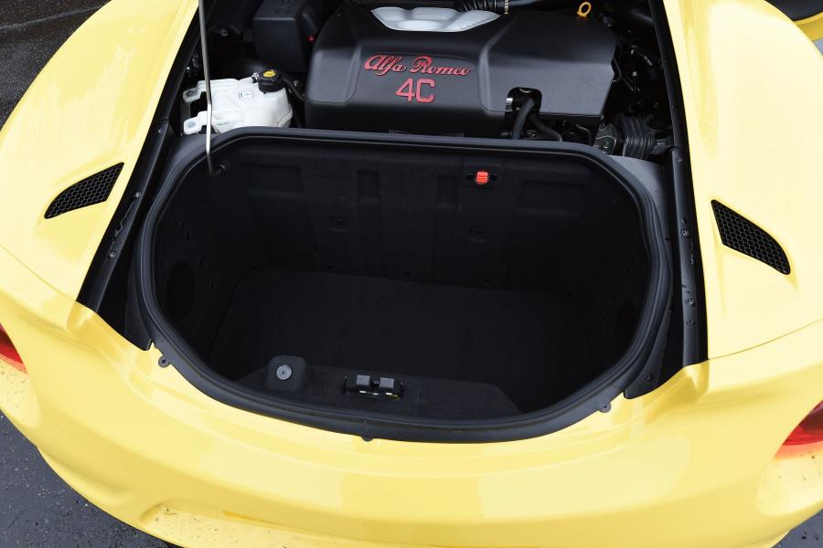 Багажник Alfa Romeo 4C Spider (960) 2015 года  (UK) (фото 10 из 23)